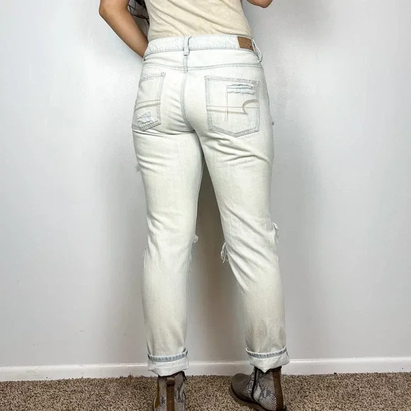 American Eagle Tomgirl Light Wash Distressed Ripped Straight Leg Jeans Size 4 - Picture 6 of 13